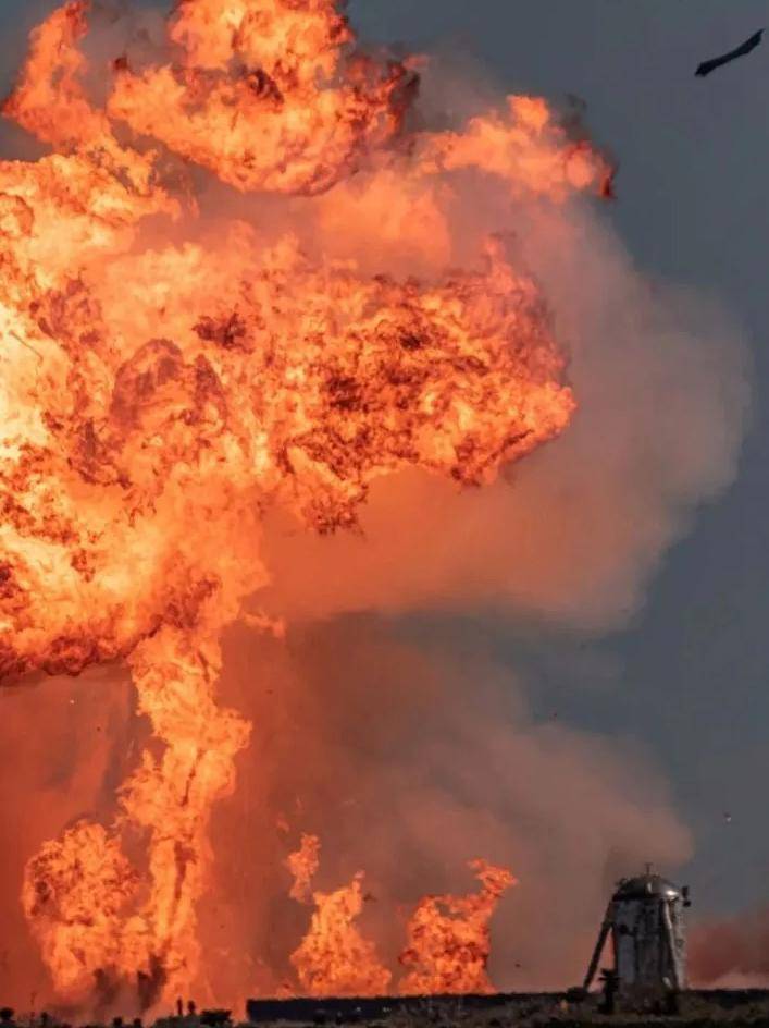 spacex"星际"飞船sn9返回着陆时发生爆炸