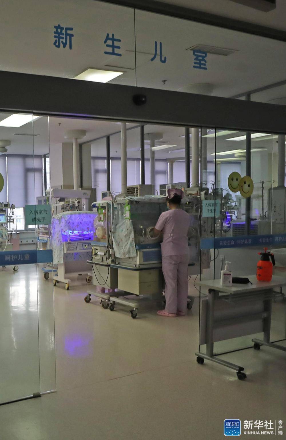 2月6日,在沈阳市儿童医院新生儿重症监护病房,患病婴儿在接受治疗.