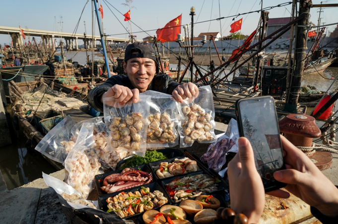 2020年4月22日,31岁的顾峻豪(左)在连云港市赣榆区海头镇朱蓬口渔港