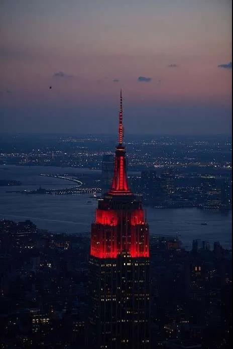 牛转乾坤,纽约帝国大厦点亮中国红