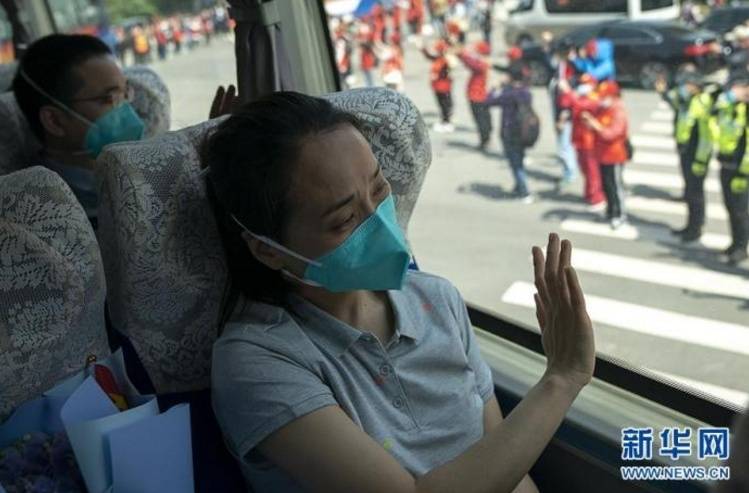 2020年4月15日,武汉市民自发上街送别北京协和医院国家援鄂抗疫医疗队