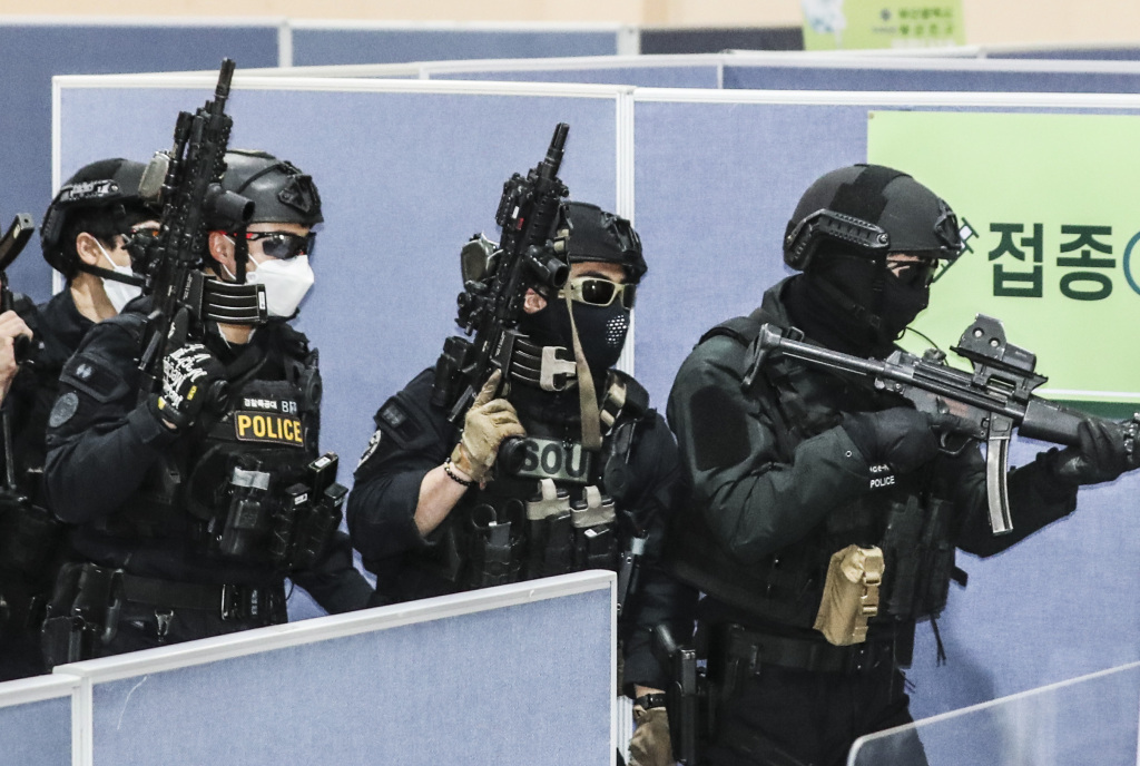 韩国举行反恐演练:恐怖分子抢劫新冠疫苗 被特警当场制服