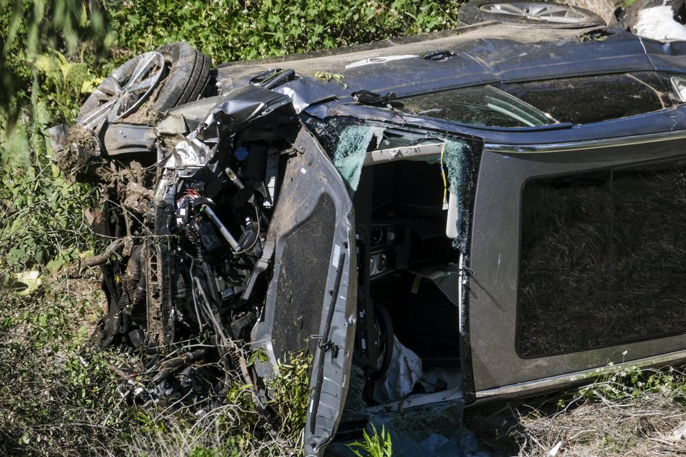 "老虎"伍兹自驾翻车,车都变形了