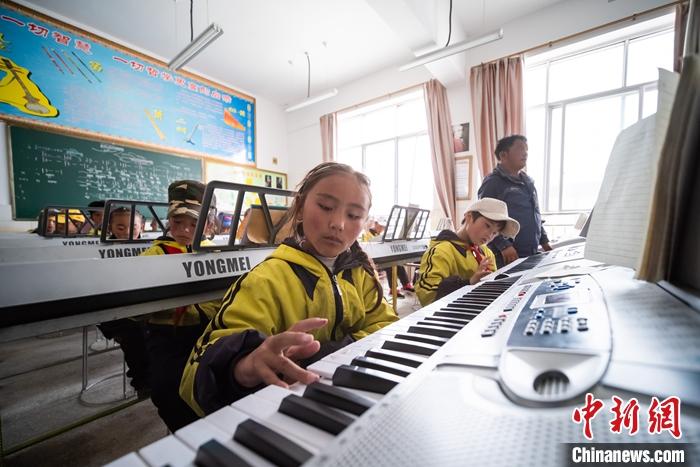资料图为西藏拉萨当雄县龙仁乡中心小学学生正在上音乐课