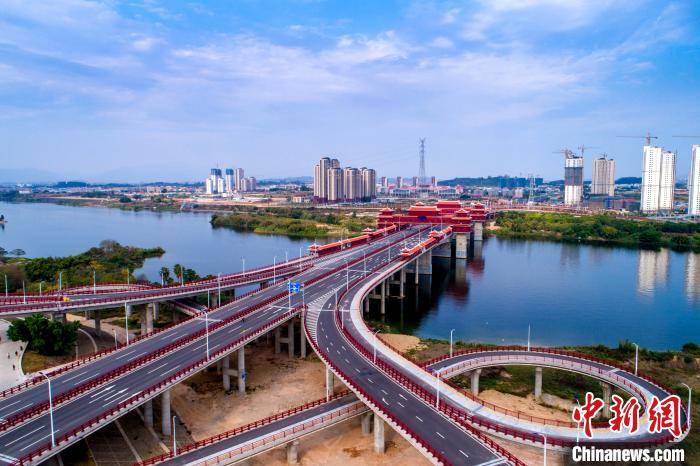 航拍漳州市金峰大桥. 靳晰 摄