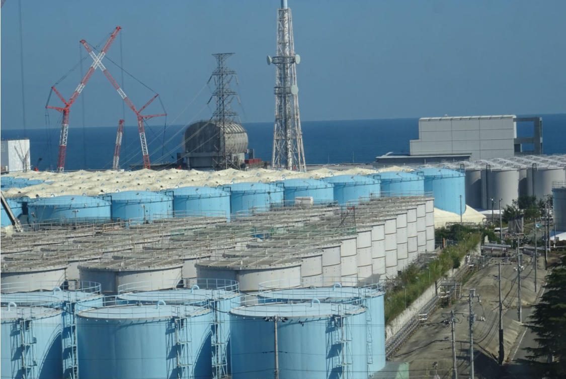 東京電力公司福島第一核電站內安放的核汙染水存儲罐.