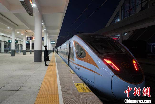 图为"蓝暖男"cr300型复兴号动车组列车停靠在银西高铁沿线车站.