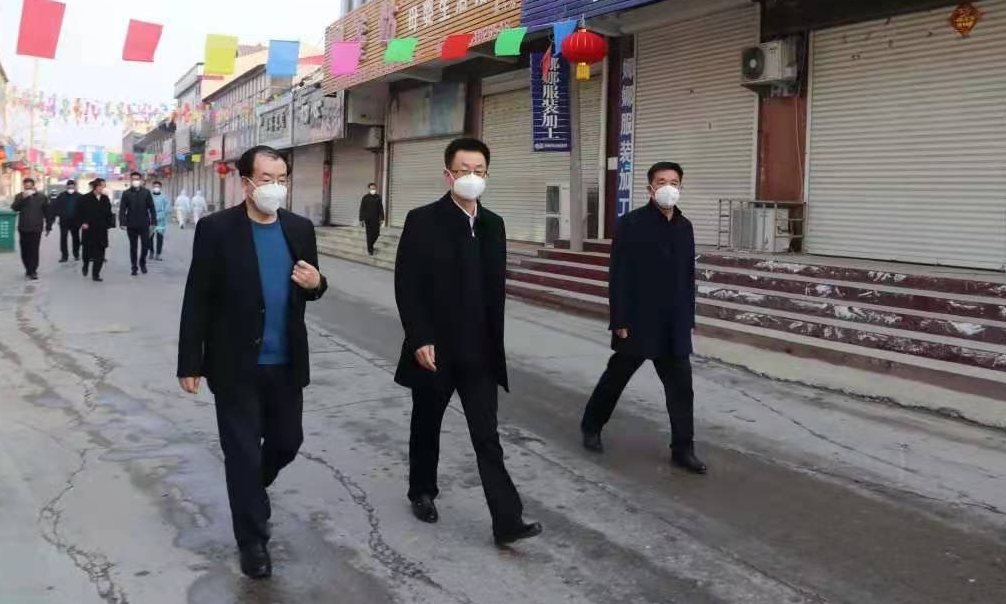 马宇骏出任石家庄代市长时到藁城区小果庄村走访慰问.