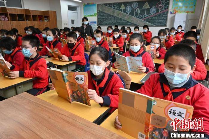资料图:3月1日下午,河北石家庄翟营大街小学,学生们开启新学期第一节