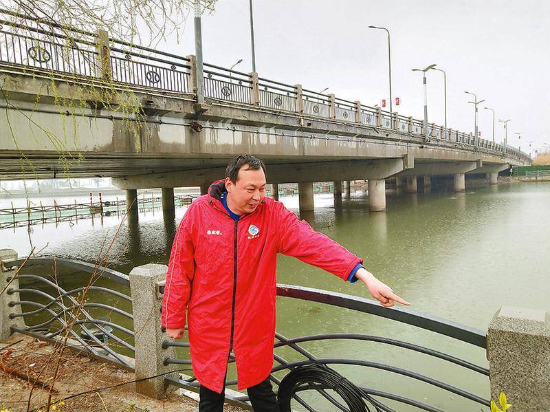 王明华在讲述救人过程