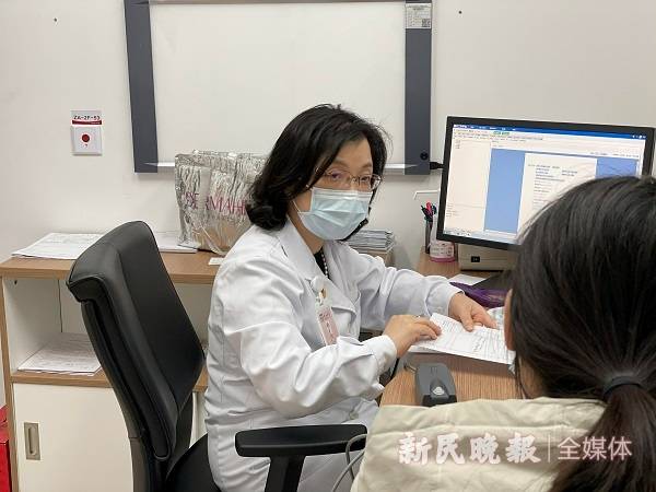 图说:项蕾红正在接诊患者 新民晚报记者 左妍摄