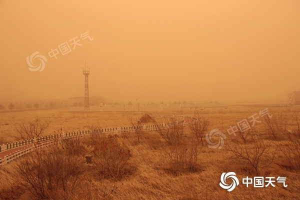 昨天下午,内蒙古二连浩特遭遇沙尘暴,现场黄沙漫天(图/程有英)