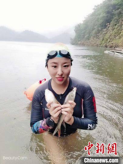 爱上冬泳的"80后"美女:疫情期间开播成"网红"