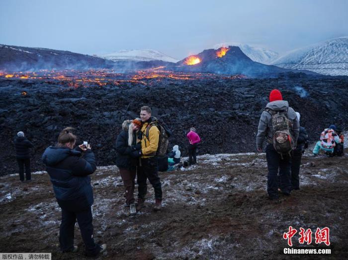 當地時間4月5日,冰島格爾丁達魯爾(geldingadalur)火山口附近1000米處