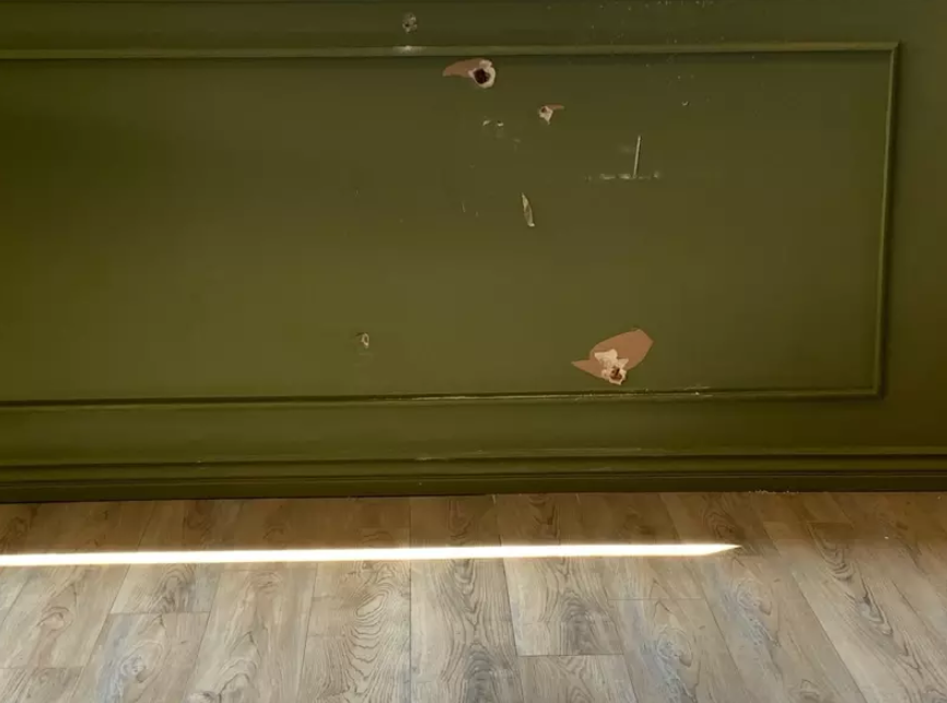 美国一对华人男女餐厅被枪杀:凶手连开数枪逃走 墙壁弹痕累累