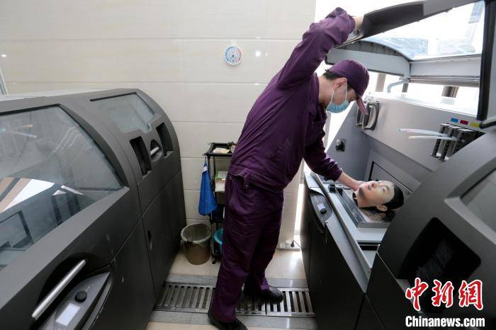 西安市殡仪馆整容组工作人员正在检查3d打印机. 张远 摄