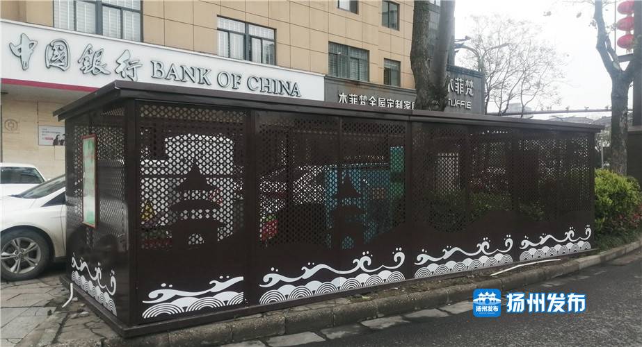 看扬州街头配电柜穿上了金属外衣