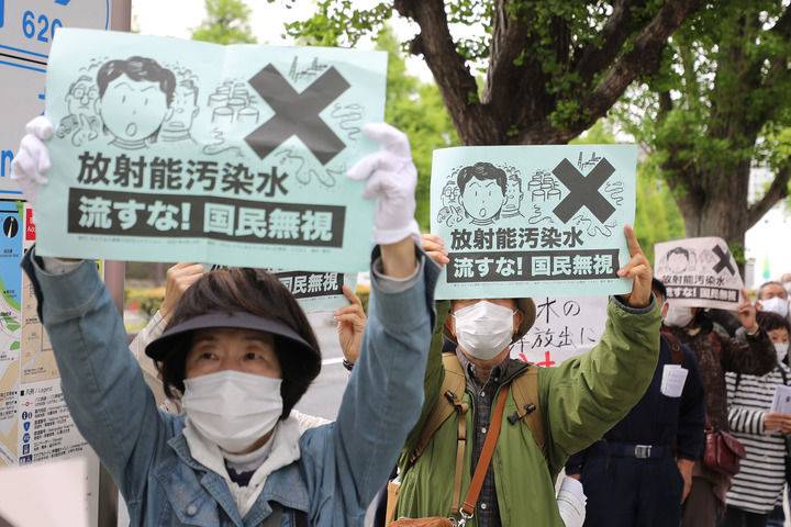 4月13日,抗议者在日本东京的首相官邸外反对福岛核废水排入大海.
