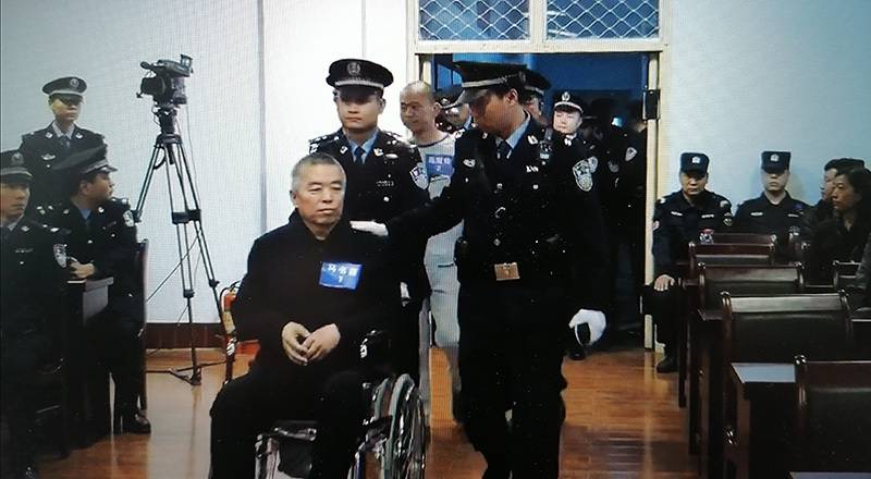 法警押解被告人马书喜进入法庭.(郑州纪委监委第十七审查调查室供图)