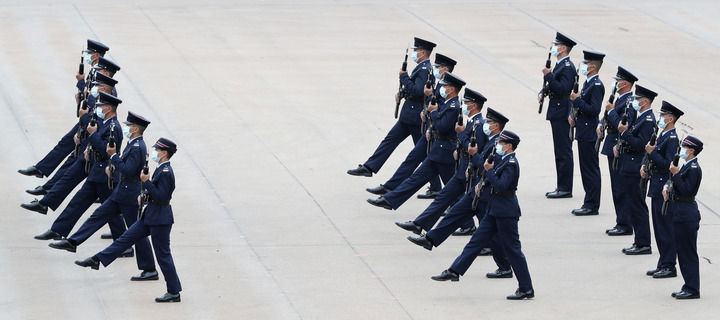 在香港警察學院,香港警察儀仗隊首次表演中式步操.新華社記者 李鋼 攝