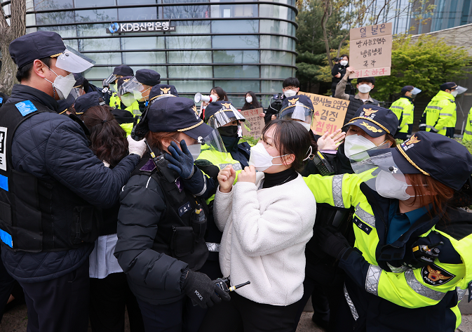 韓國大學生在日本駐韓大使館前抗議示威