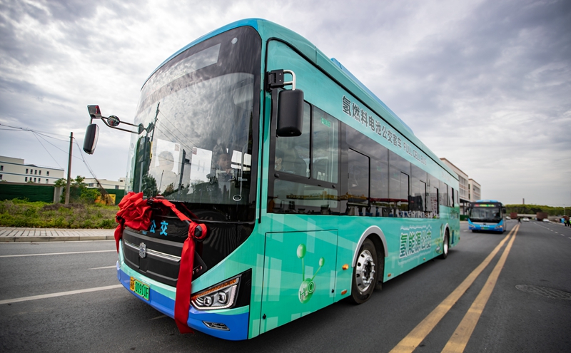 首批氢燃料电池公交车投入运营