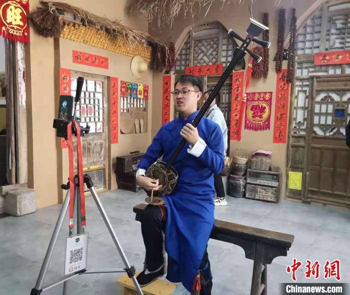 薛二兵正在演奏山西省级非物质文化遗产保护项目"临县三弦书".