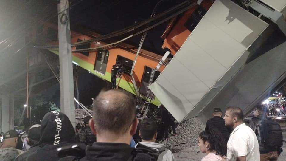 报道称,当地时间3日晚11时,这列地铁列车从12号线坍塌路段坠落