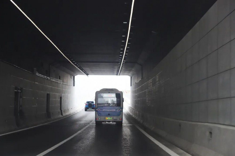 隧道从南往北方向已通车 目前,隧道上方的漕湖大道项目其他建设也正在