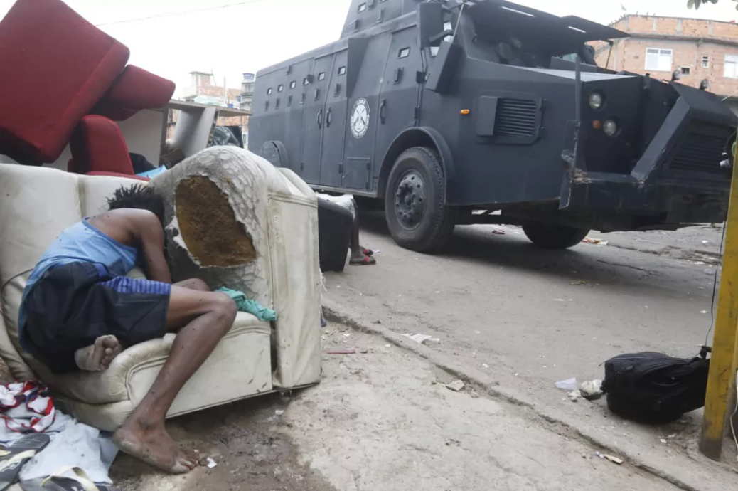 巴西警察与毒贩爆发枪战致25死:警方出动直升机 缴获军用装备