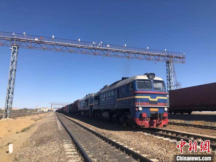 图为二连浩特口岸运行的中欧班列. 梁晓虹 摄