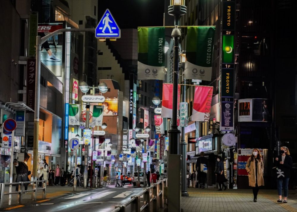 5月7日,日本东京涩谷街头行人稀少(新华社发,克里斯托弗·朱摄)