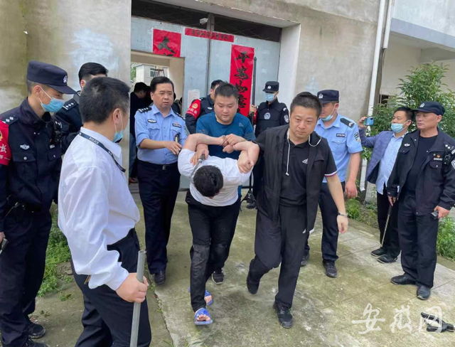 小路潜逃,后打车至长丰县吴山镇一宾馆洗澡换装,此后逃向老家寿县方向