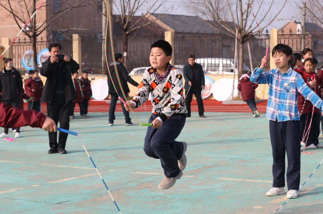 3月10日,江苏省睢宁县骑路小学的学生们在练习"交互绳中360度转体跳"