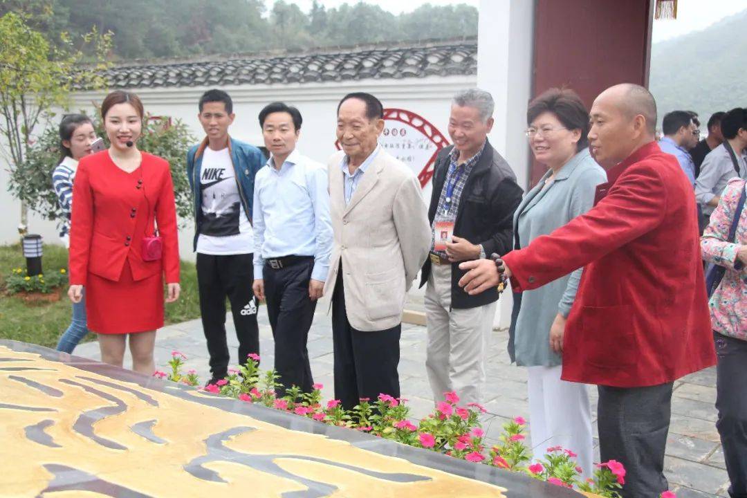 在省级科普教育基地袁隆平老家袁家山,100多名游客集体驻足默哀.