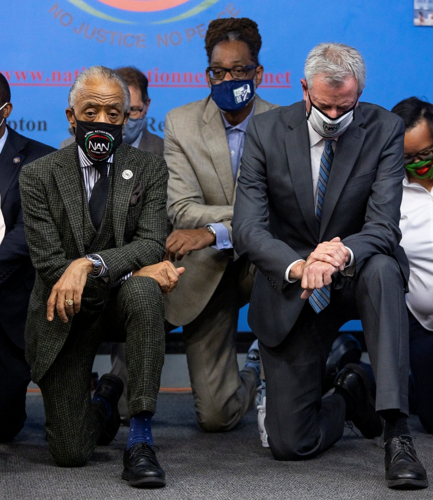 纽约市长下跪9分29秒纪念弗洛伊德 低头默哀表情沉重