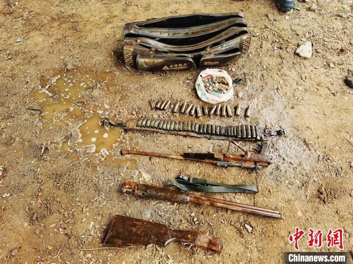 黑龙江鸡西警方河中捞出渔具袋 里面两把枪200余发子弹