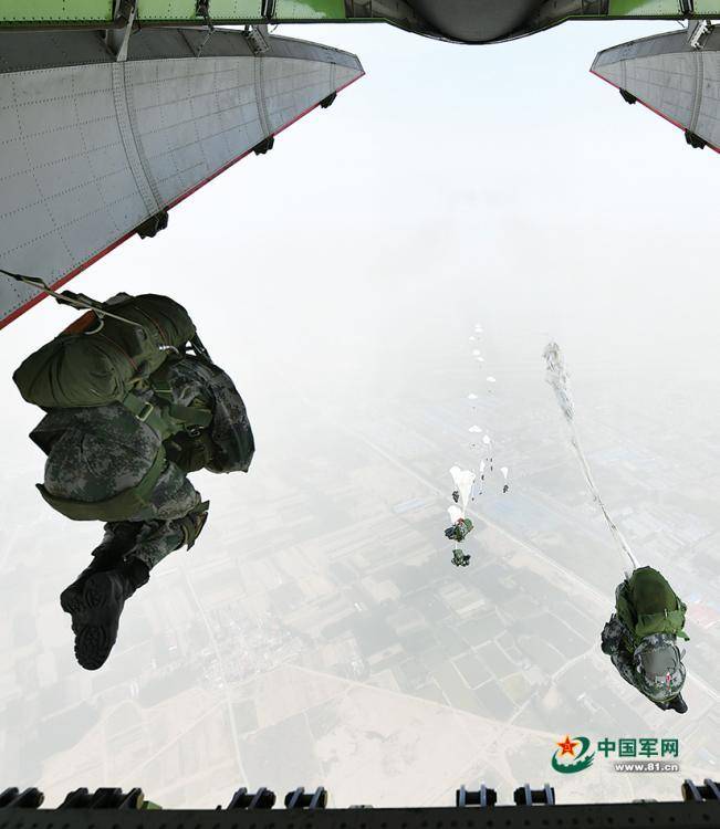 第82集团军某旅联合空降兵某旅开展跳伞训练影像