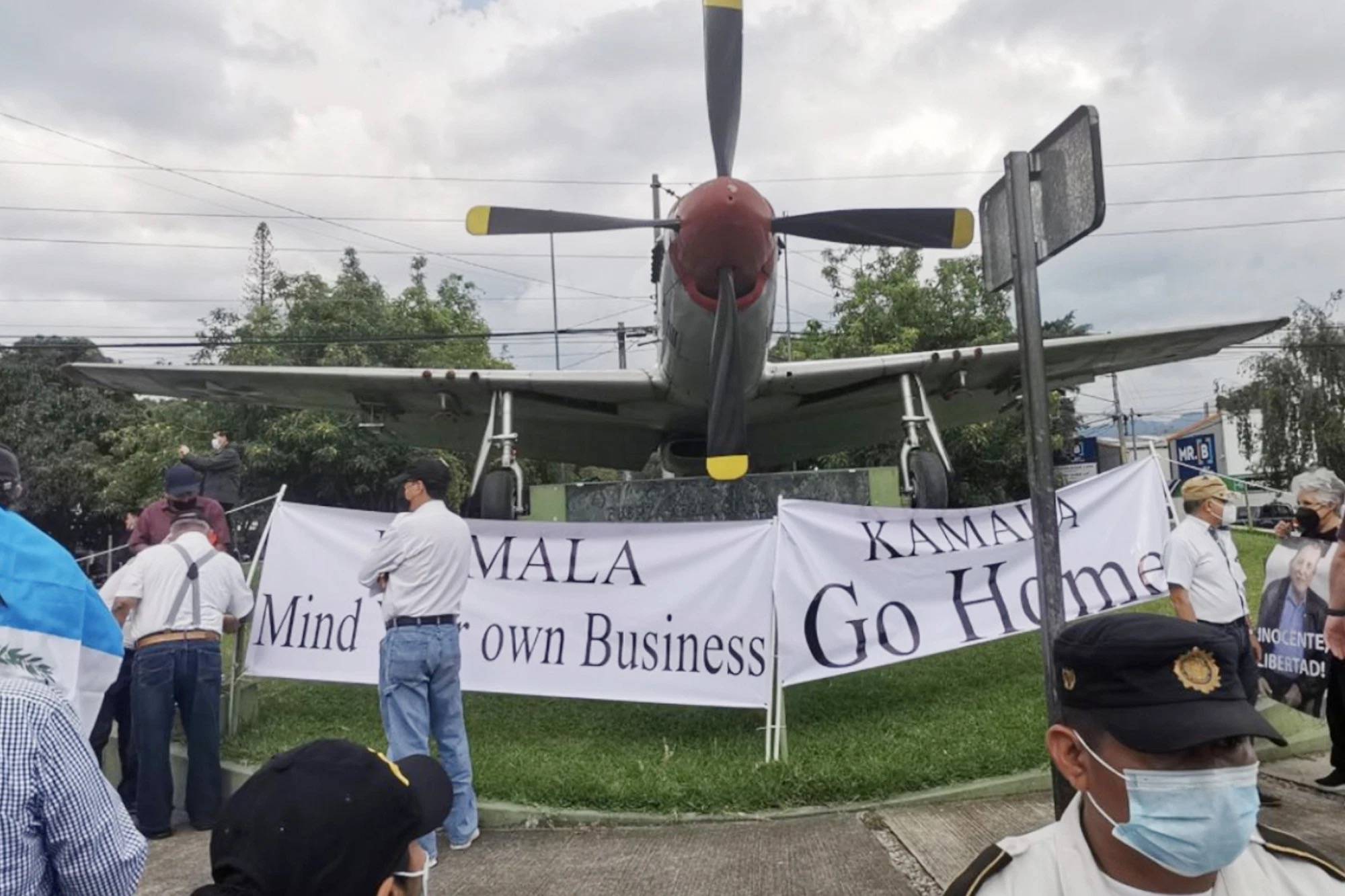 上任后首次出访,哈里斯就遭遇危地马拉人抗议:"管好自己的事!