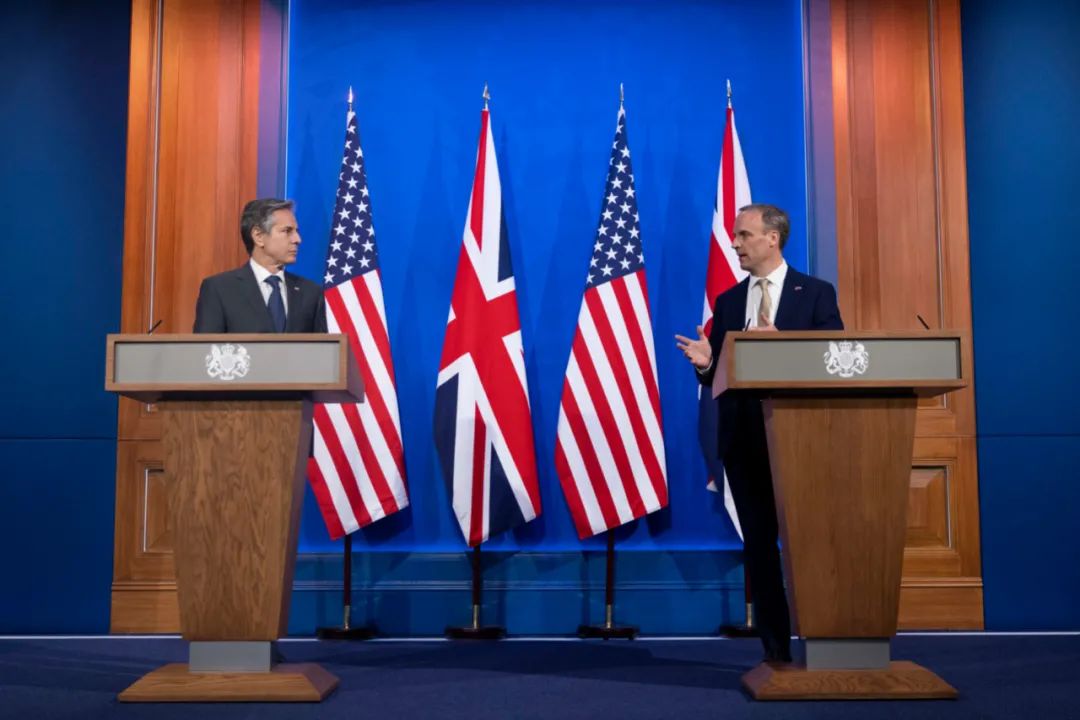 英国外交大臣拉布(右)与美国国务卿布林肯在英国伦敦举行新闻发布会