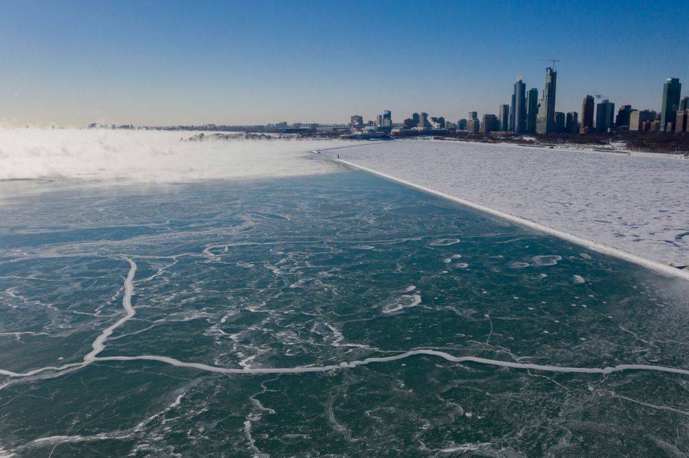 疫情减压新方式 美国芝加哥一男子连续365天"跳湖"