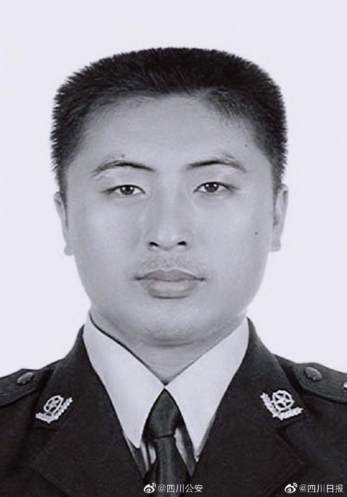 15日晚,曹仕敏带队从陕西押解逃犯返回梓潼,并连夜对案件相关证据进行