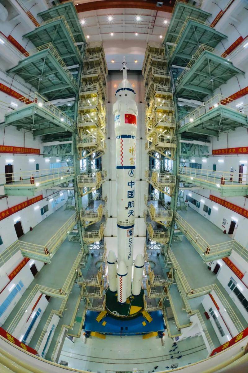 此次执行神舟十二号载人飞船发射任务的长征二f运载火箭.摄影:高楠