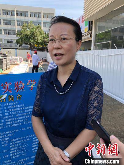 湖里区教育局局长吴雪慧在梧桐实验学校施工现场介绍项目进展.