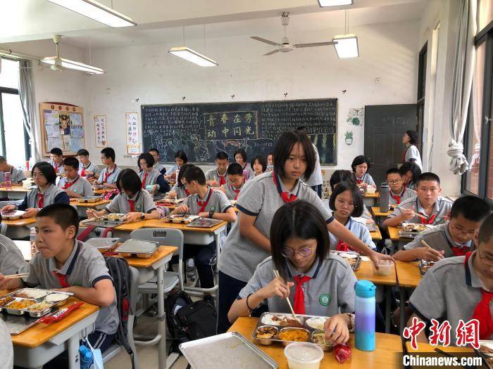 厦门六中初中部学生中午放学后分发学校配餐. 吴如宇 摄