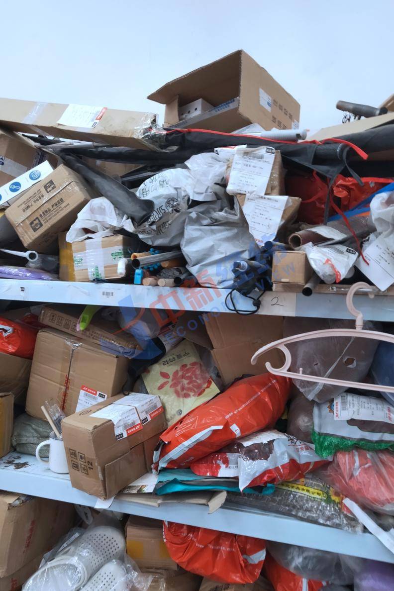 货架上无人认领的快件,被当作快递盲盒售出.受访者供图