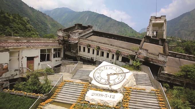 如今,四川汶川特大地震漩口中學遺址上,一面永遠定格在2008年5月12日