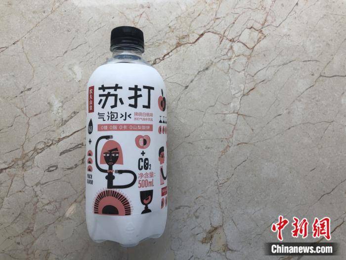 农夫山泉拂晓白桃味苏打气泡水.中新网左宇坤 摄