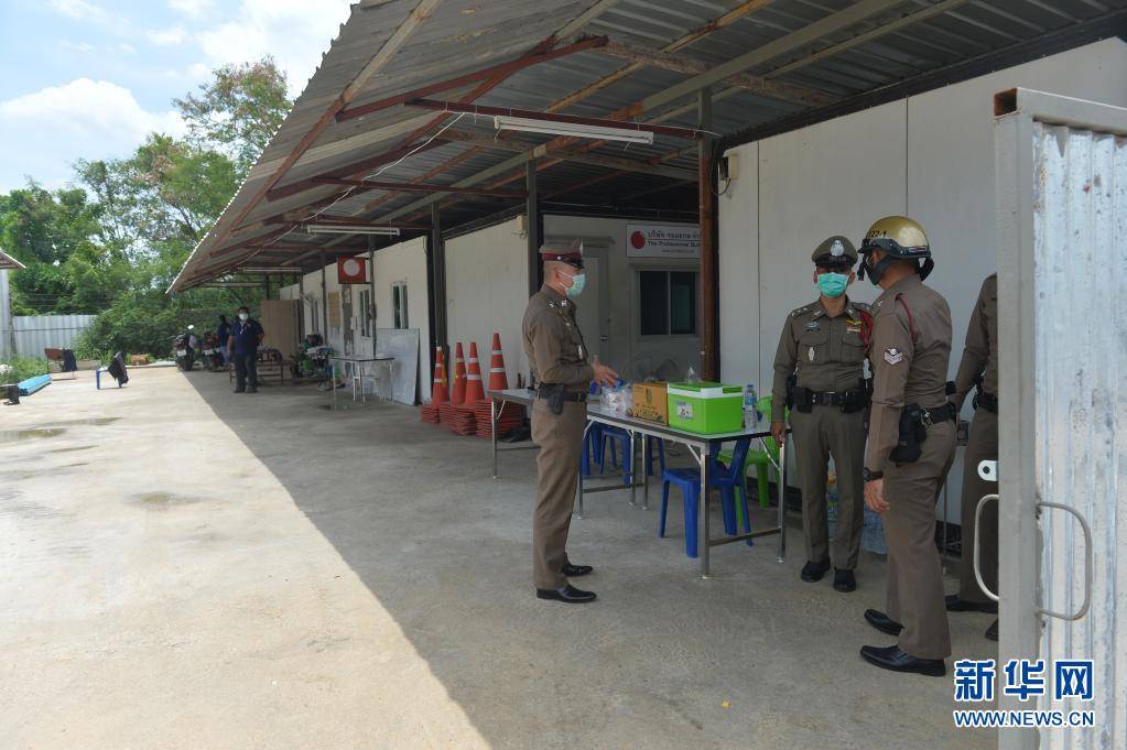 6月29日,警察在泰国曼谷一检查点执勤,防止建筑工人离开.