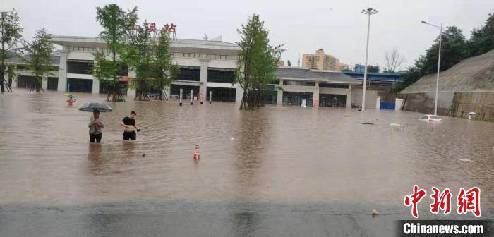 洪水中的渠县土溪火车站. 达轩 摄